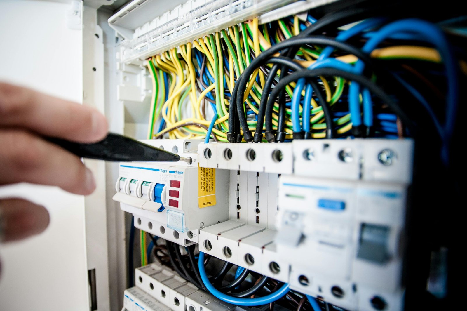 Electrical circuit breaker